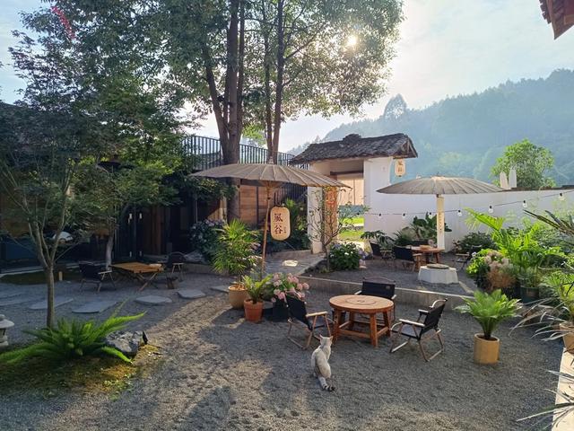 潍坊安丘:天路蜿蜒养心处青山作卷绘健康(图1)